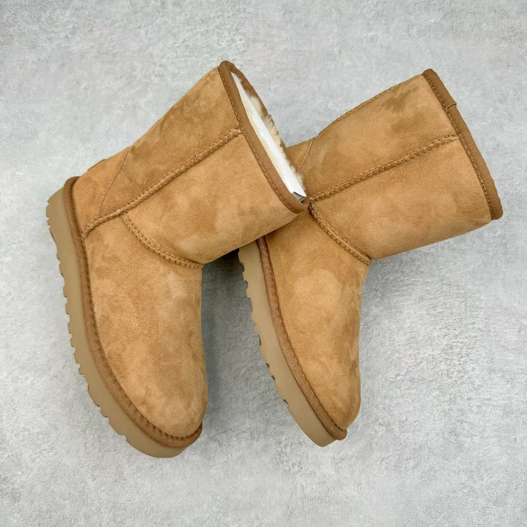 Pick up locally💰520 UGG 6223 Classic autumn and winter sheepskin and fur all-in-one snow boots. All shoes are made from ZP. Longfeng A-grade Australian imported sheepskin and fur all-in-one boots for men and women. Brand OEM production line. Fully follows the ZP process. OEM original pattern maker. Adhering to the principle of no original shoes and no development selection. Pay attention to every detail. The most authentic version on the market TREADLITE "Light Wing" technology outsole Lightweight/durable/flexible/pile size: 35 36 37 38 39 40 41 42 43 44 45 Coding: by2936080